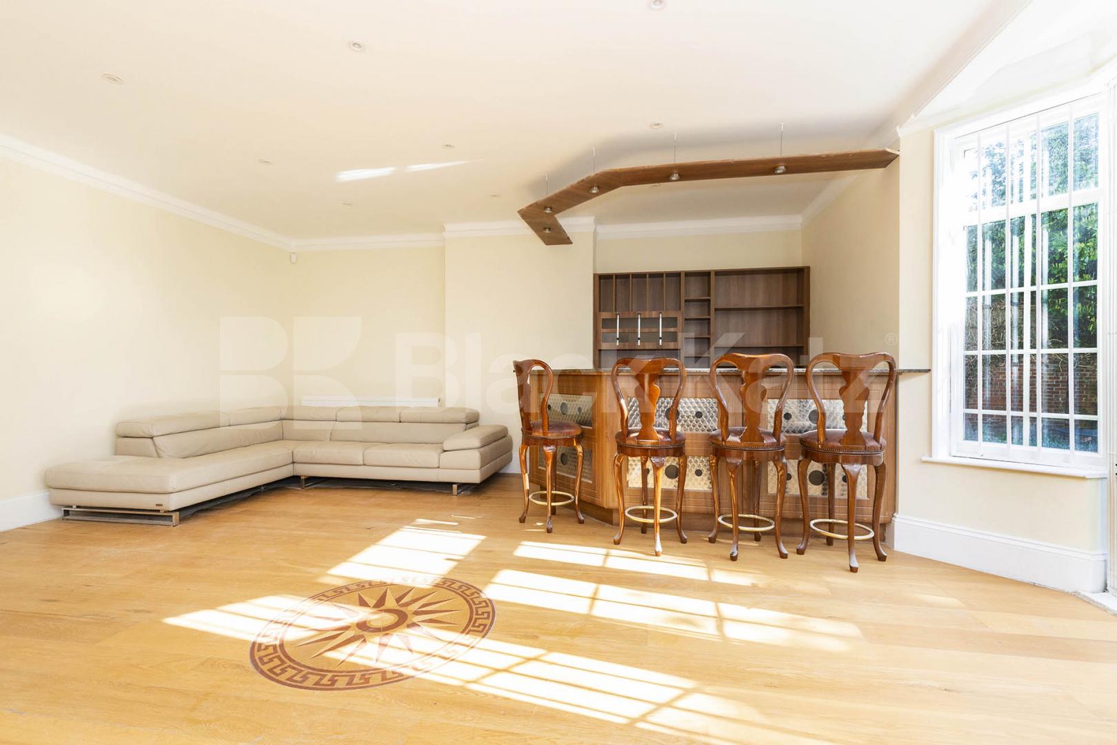 Newly refurbished 6 bedroom 4 bathroom house close to northern line station Holden Road , North Finchley 